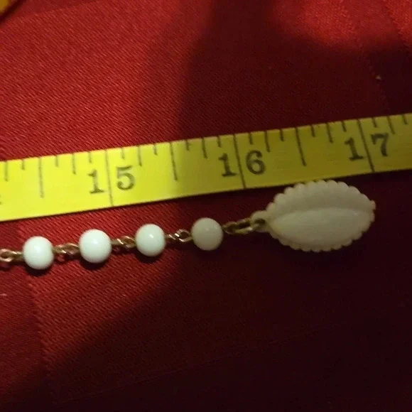 Vintage 1950's Coro poured milk glass half-Camellia pendant with beads - Picture 7 of 7